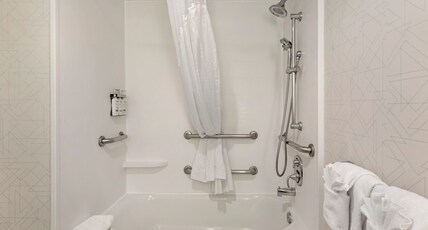Holiday Inn Express Colton Room Type - 2 Queen Standard Mobility Accessible Tub
