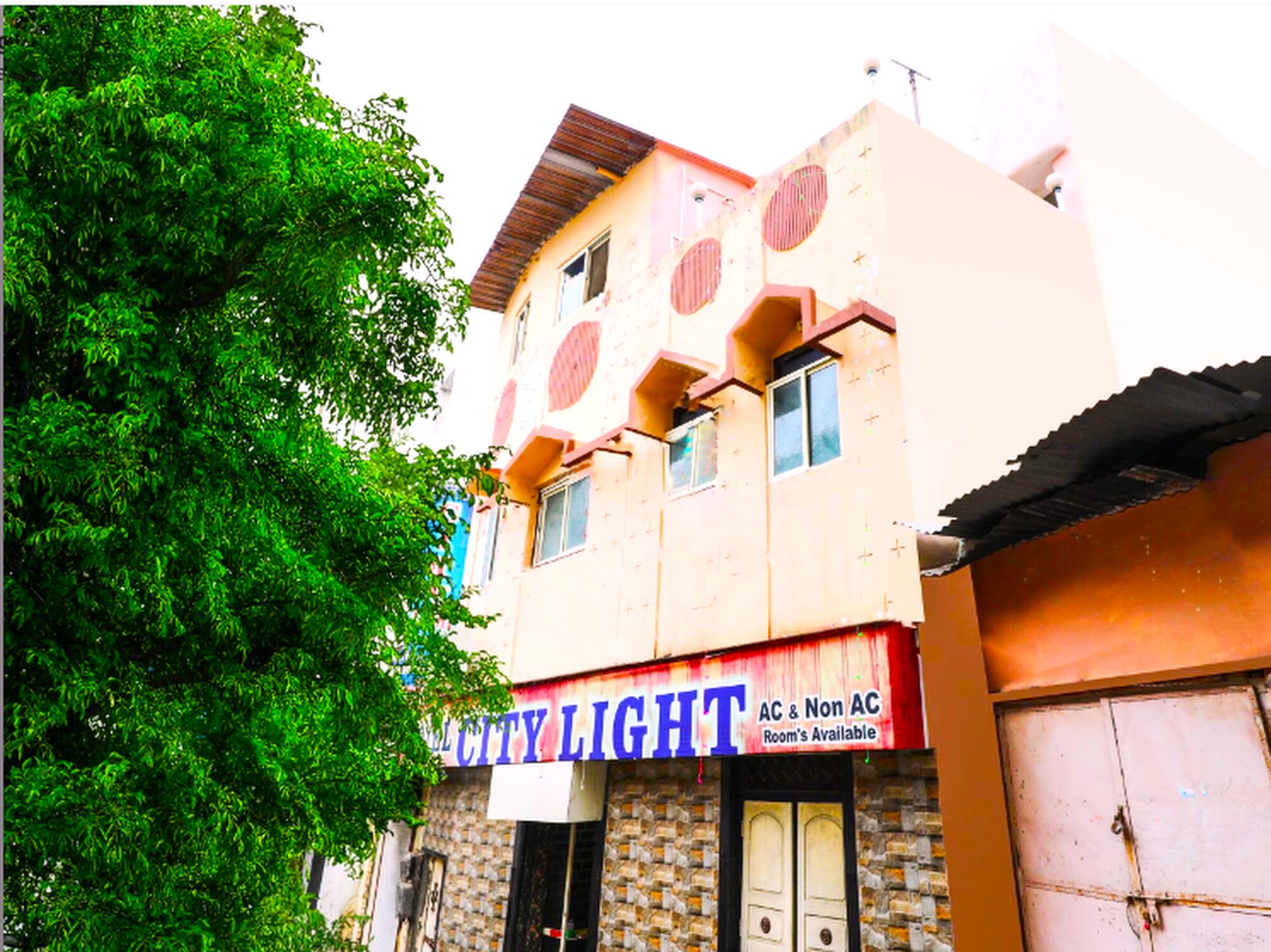 Hotel City Light - Tap to explore photos