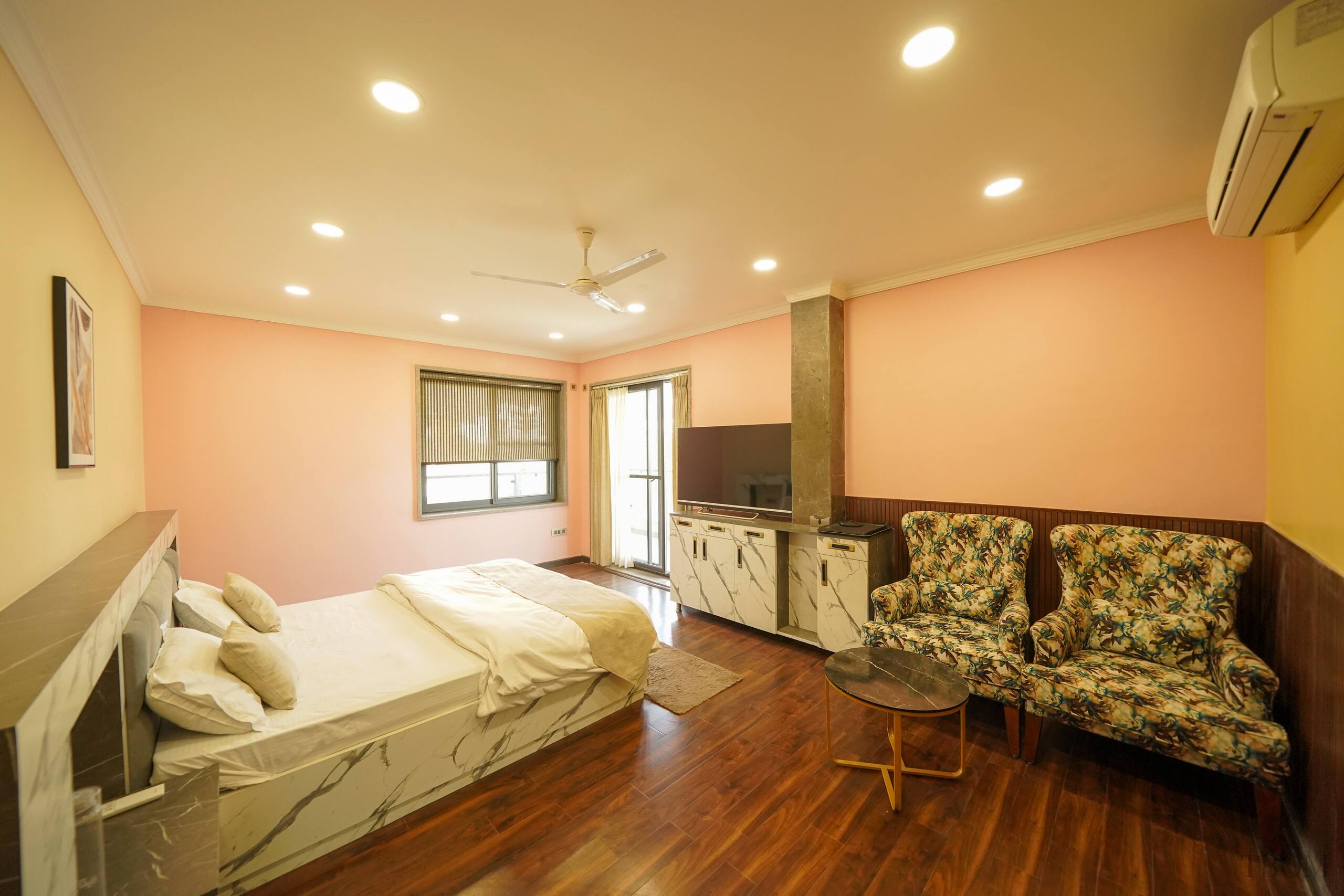 Agni Deluxe Room 1br FF Dehradun - Tap to explore photos