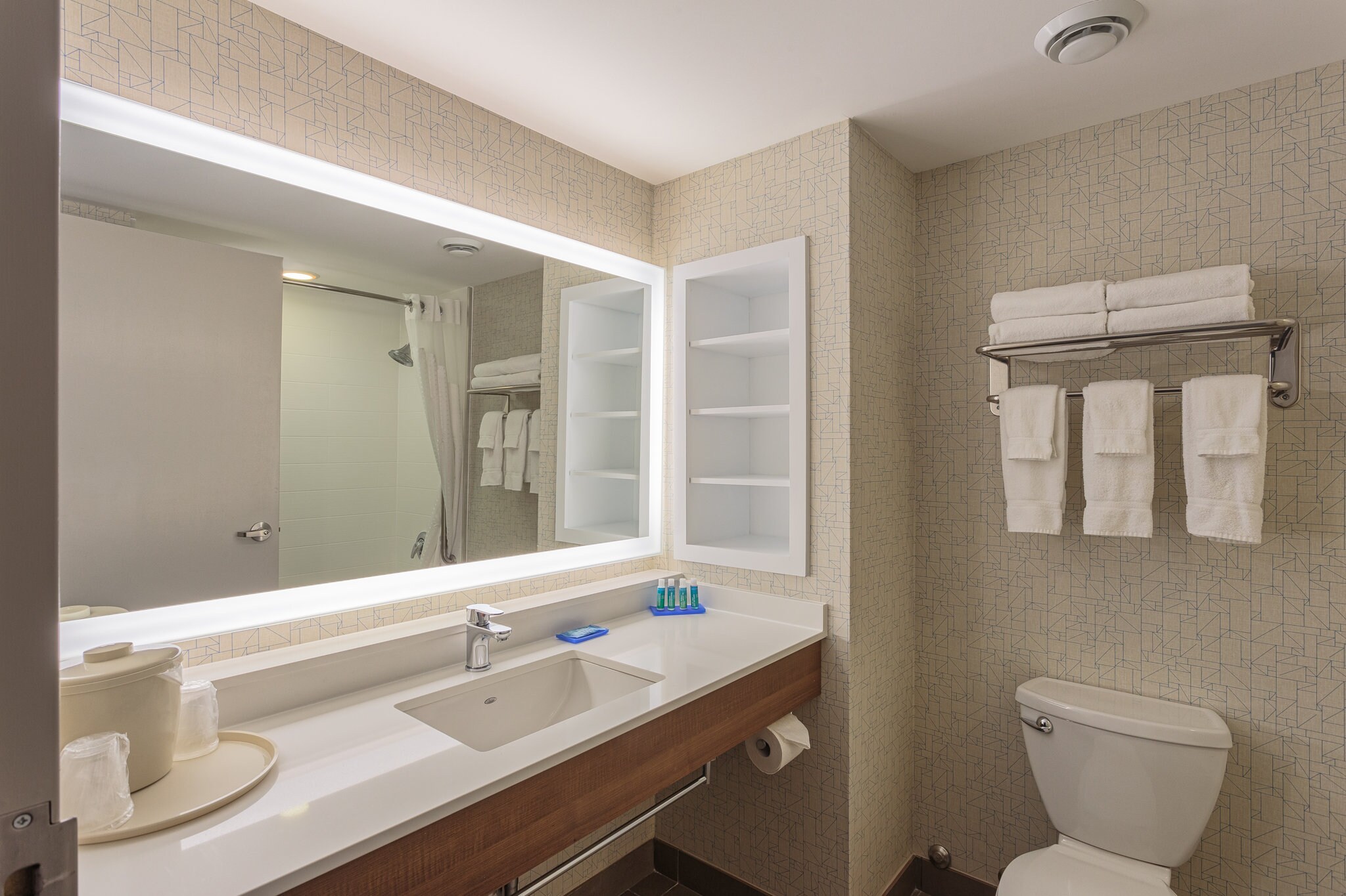Holiday Inn Express & Suites BELLEVILLE - Tap to explore photos