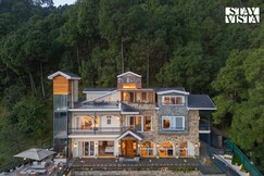 StayVista at Chestnut Manor w/ Sky Jacuzzi & Steam Room