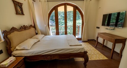 Ishaan Abode Room Type - DELUXE ROOM WITH BALCONY AND GARDEN VIEW ROOM 5