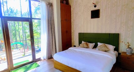 In The Woods Homestay Room Type - Luxury Deluxe cozy room with Mountain View