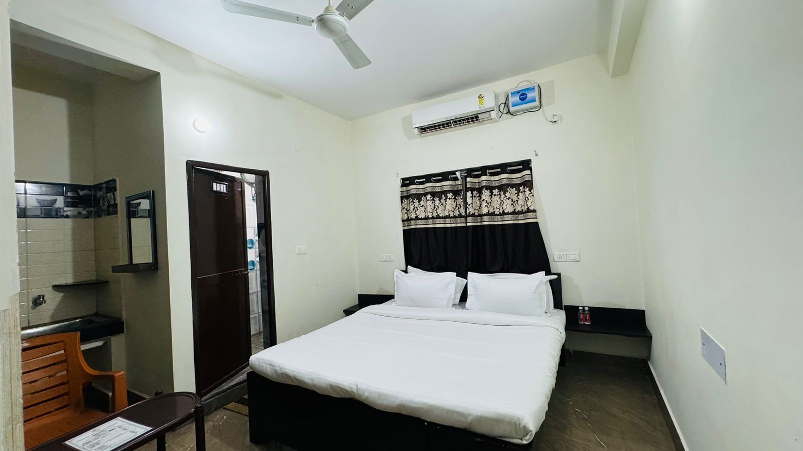 HOTEL DEVMALI - Tap to explore photos