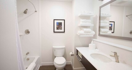 Hampton Inn & Suites by Hilton Downtown St. Paul Room Type - 2 QUEENS W FRIDGE NOSMOK