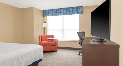 Hampton Inn & Suites by Hilton Madison / Downtown Room Type - 1 KING NS