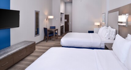 Holiday Inn Express & Suites HOUSTON E - PASADENA Room Type - 2 Queen Ste Comm Mobil Acc Tub