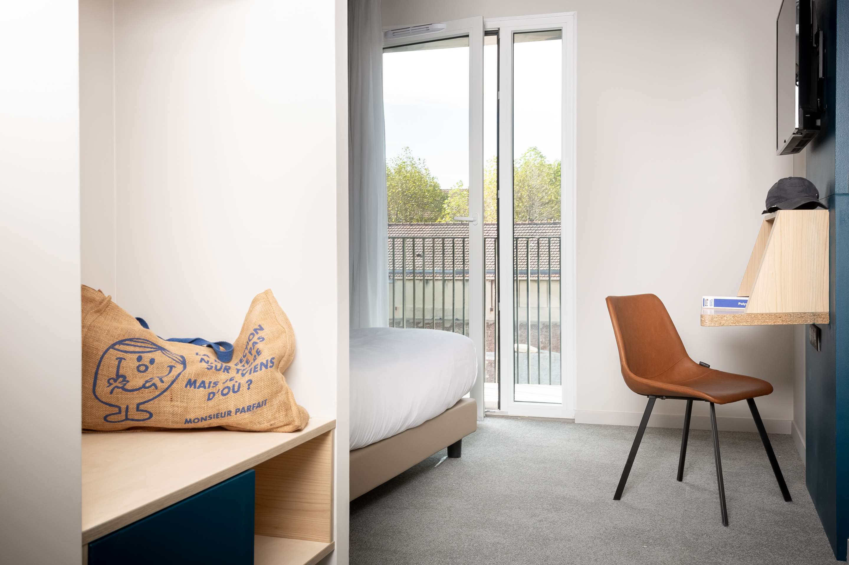BEST WESTERN 11BAUER PARIS SAINT-OUEN - Tap to explore photos