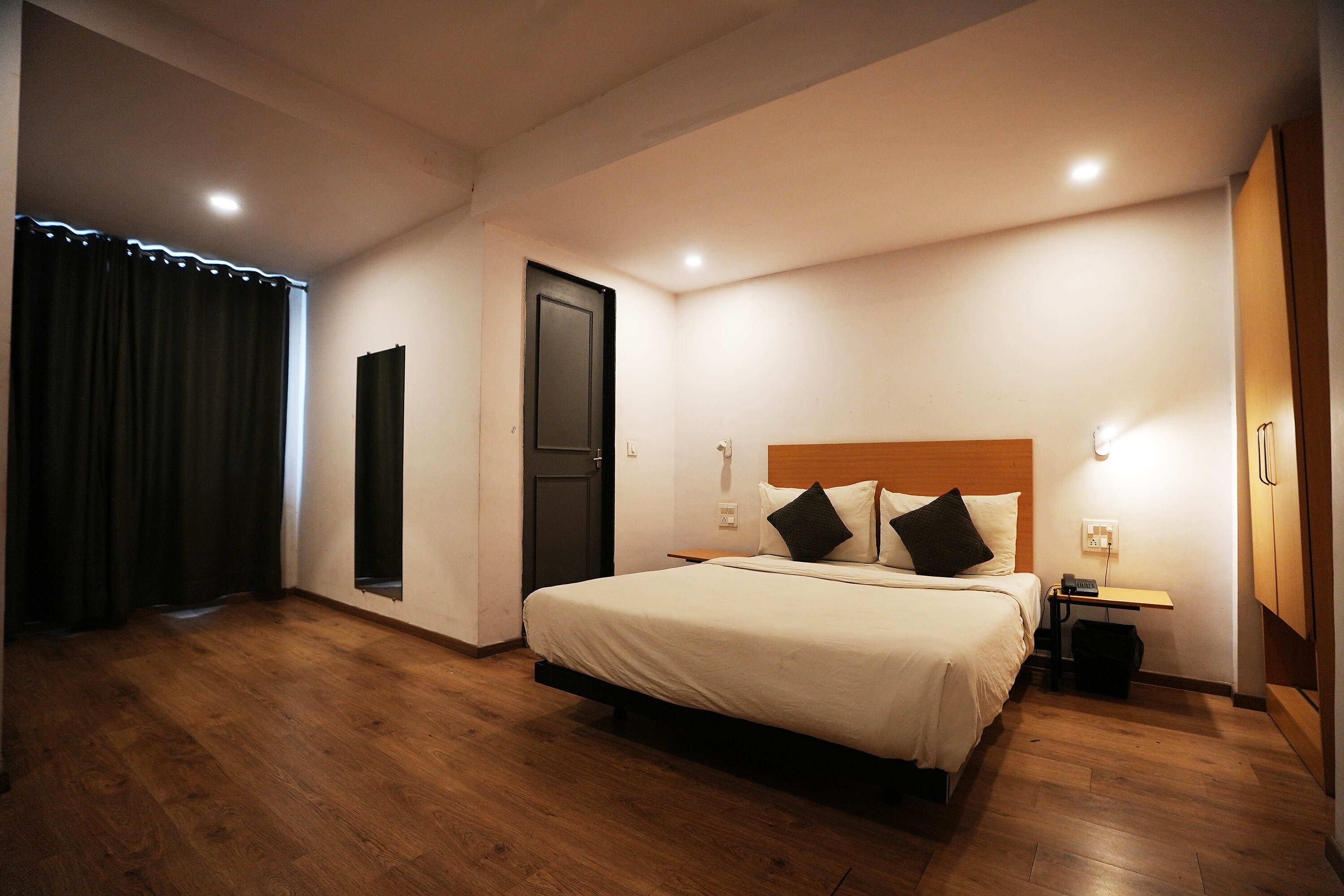 Hotel Townhouse at Udaipur City Railway Station - Tap to explore photos