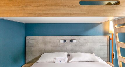 ibis budget Strasbourg Centre Gare Room Type - TRIPLE - Room with a large bed and a bunk bed