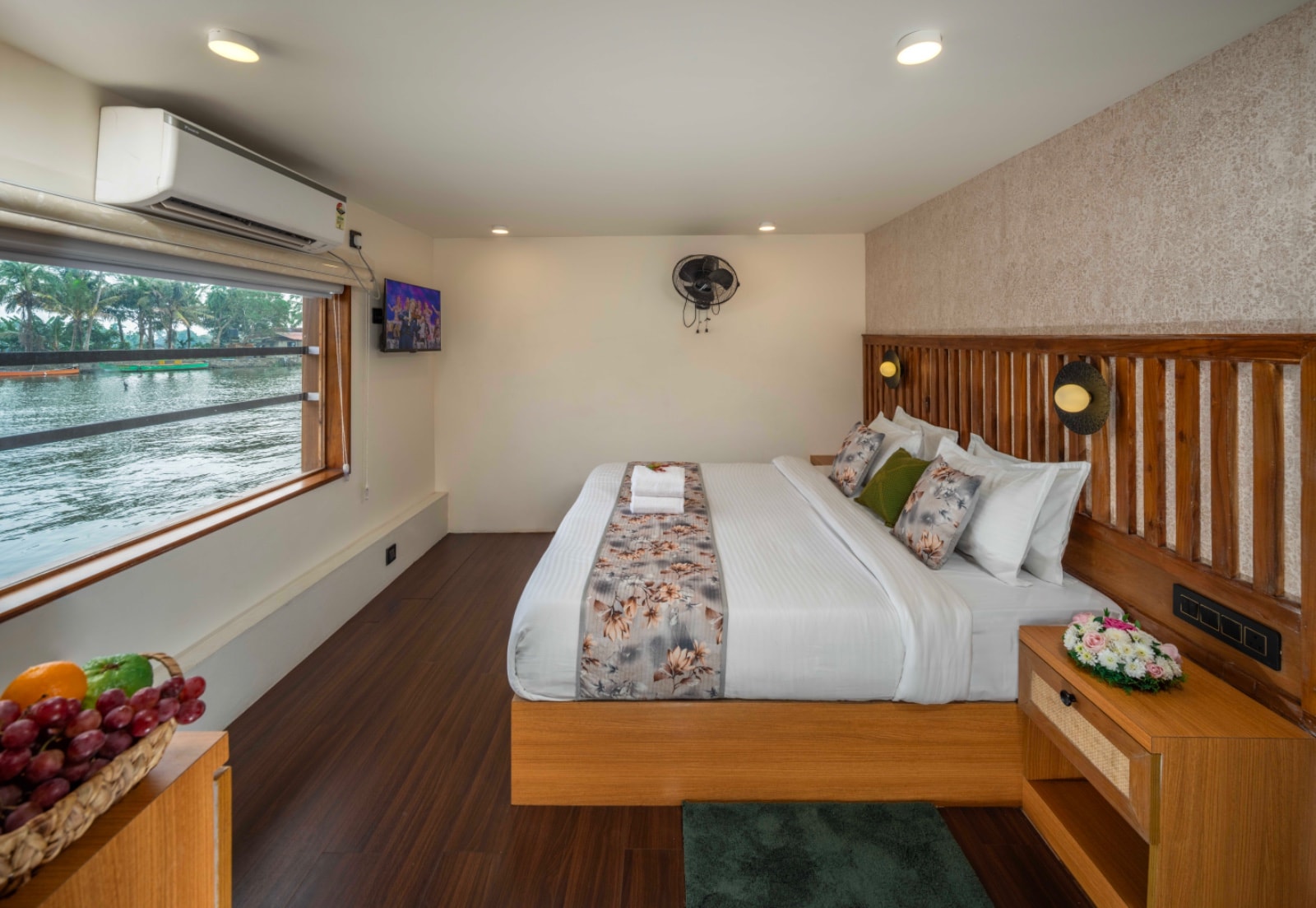 Osprey Luxury Houseboats And Cruises - Tap to explore photos