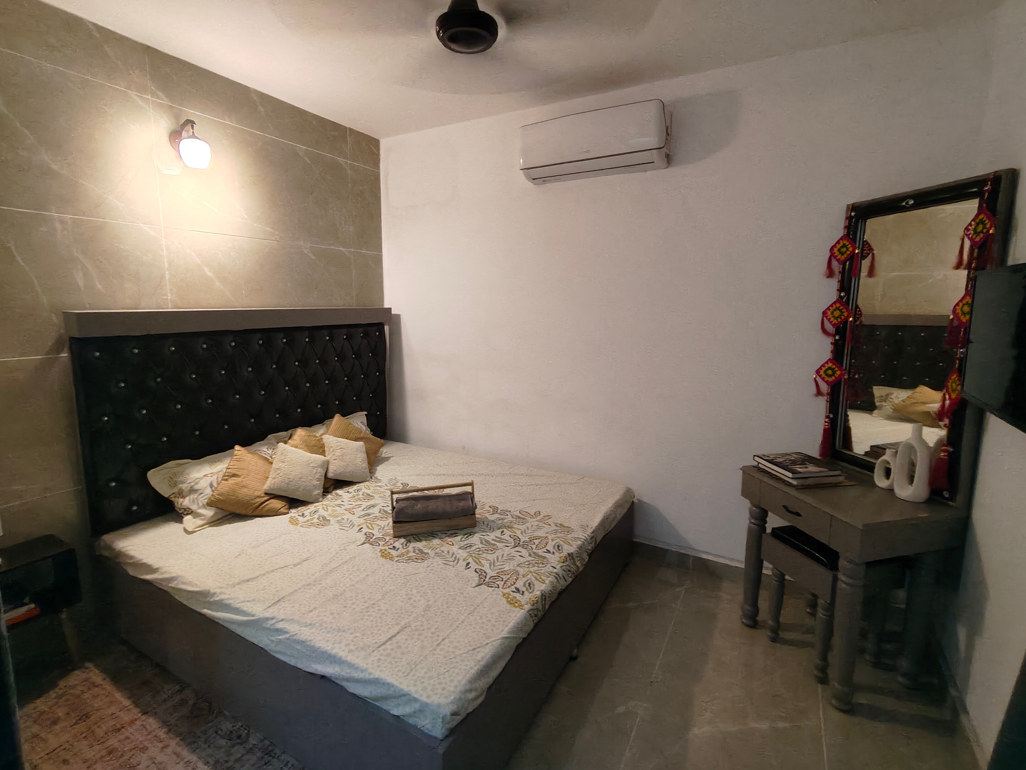 Aashateet  a minimalist Home - Tap to explore photos