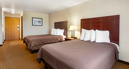 Best Western Wittenberg Inn Room Type - Accessible - 2 Queen, Mobility Accessible, Communication Assistance, Bathtub, Non-Smoking, Continent Best Western Wittenberg Inn Room Type - Accessible - 2 Queen, Mobility Accessible, Communication Assistance, Bathtub, Non-Smoking, Continent