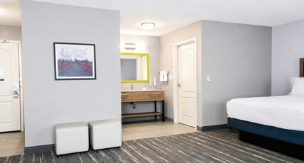 Hampton Inn & Suites by Hilton Chicago/St. Charles Room Type - 2QNS STUDIO SOFABED NOSMOK