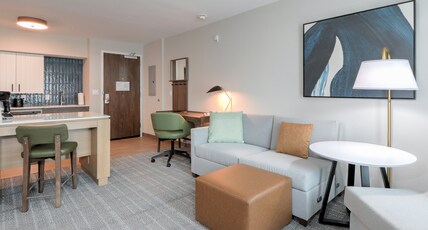Staybridge Suites PIGEON FORGE - SMOKY MTNS Room Type - 1 Queen Studio Suite Mobility Accessible Tub