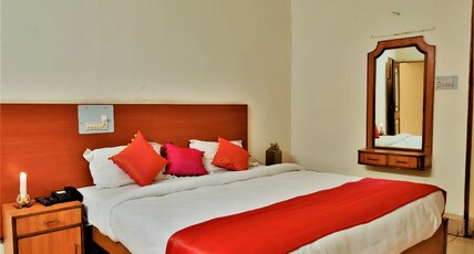 Hotel Raja Room Type - Deluxe AC Room