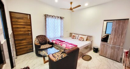 Zara homestay Room Type - Premium Bathtub Room- King Bed & Balcony (2nd floor) Zara homestay Room Type - Premium Bathtub Room- King Bed & Balcony (2nd floor)