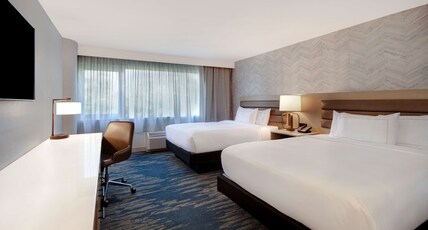 DoubleTree by Hilton LAX - El Segundo Room Type - 2 QUEEN BED WALK IN SHOWER