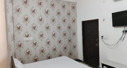 PG HOTEL AND GUEST HOUSE Room Type - Deluxe Room