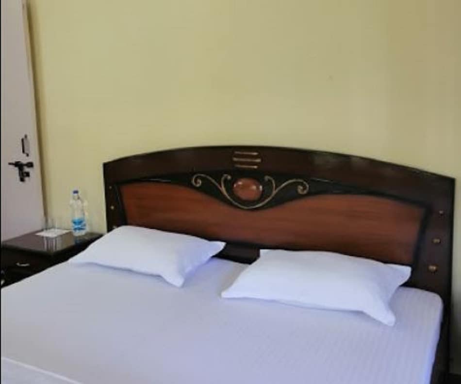 Pinewood Homestay - Tap to explore photos