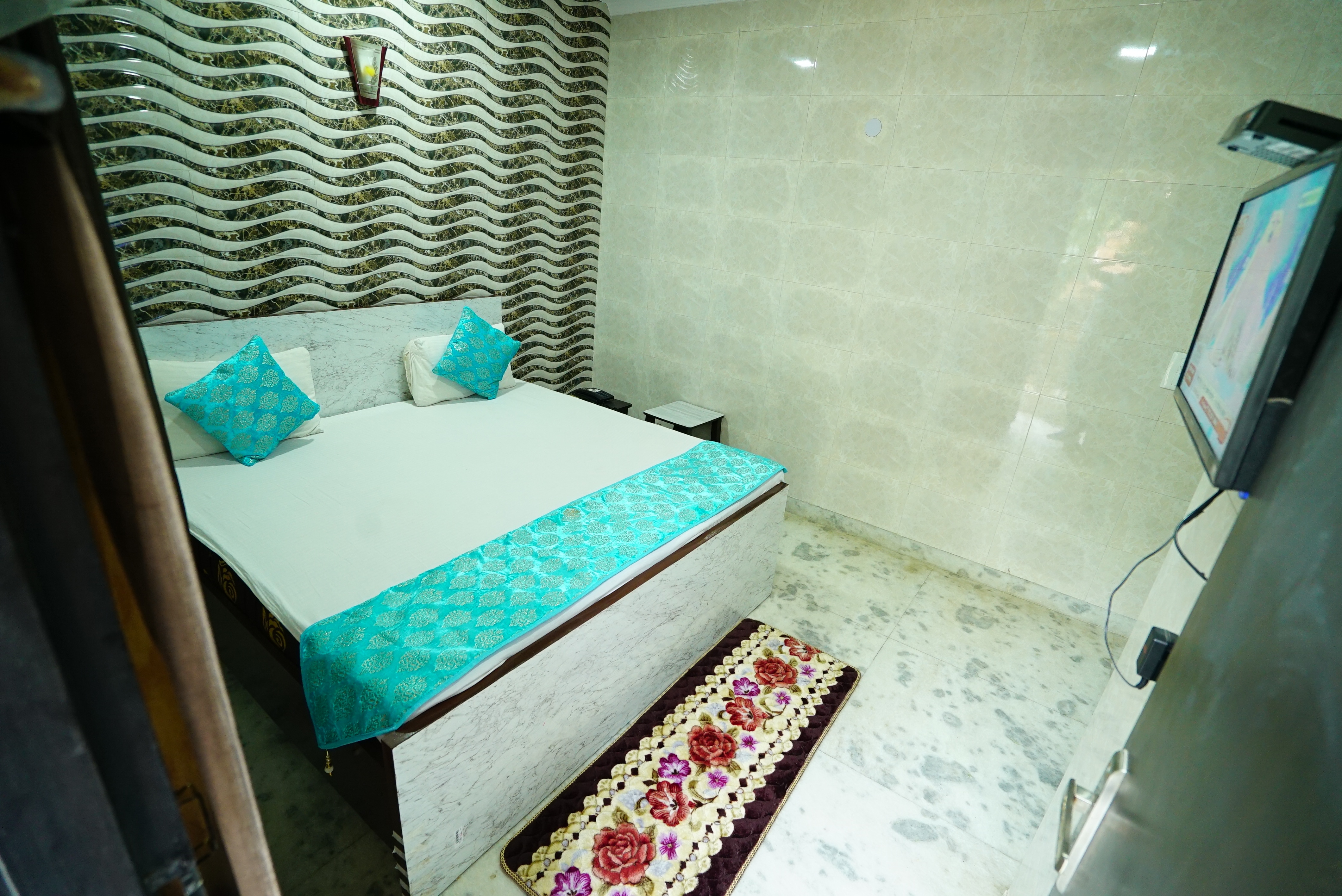Hotel New Rajdhani Inn - Tap to explore photos