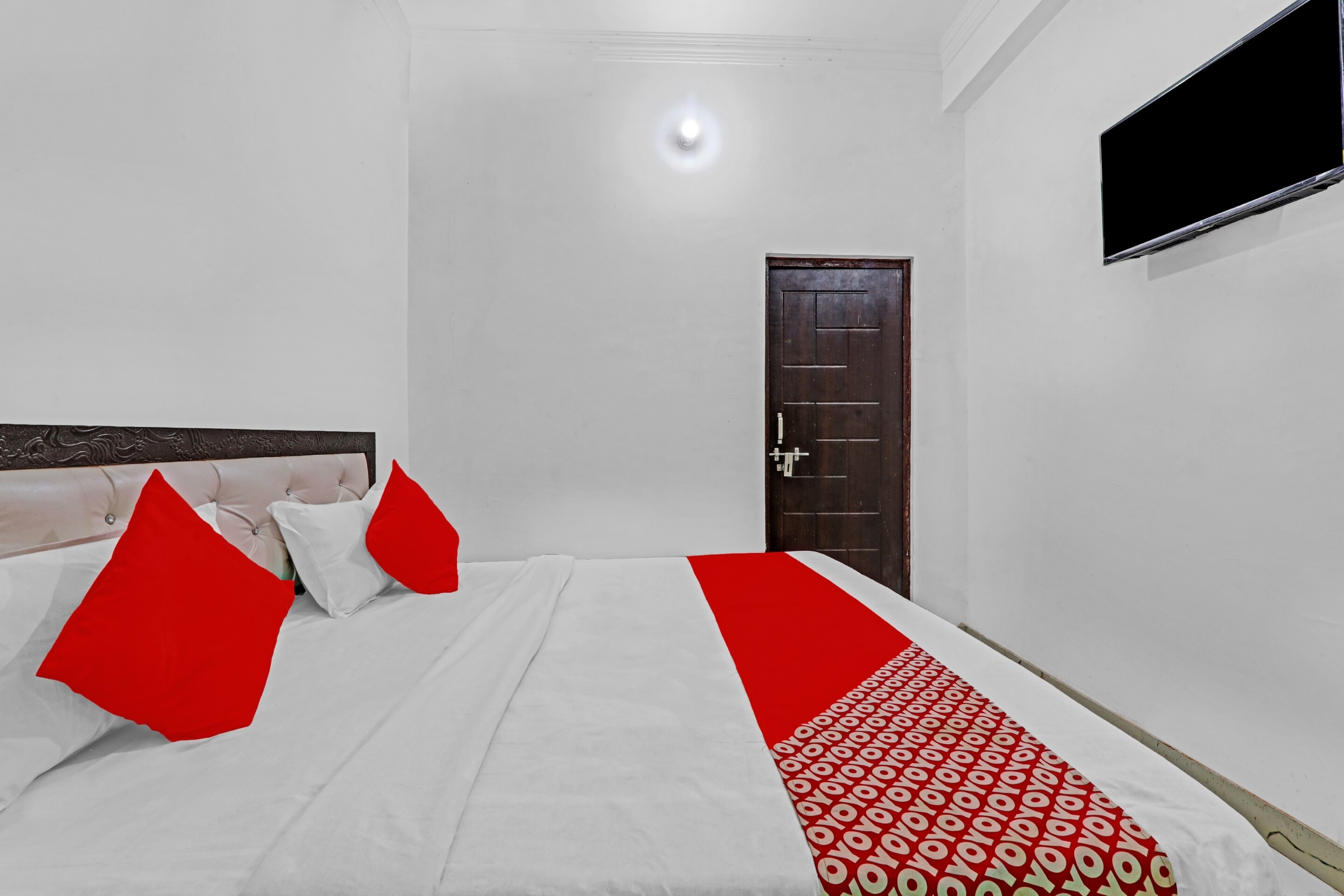 Hotel O Flagship 86539 Royal Inn - Tap to explore photos