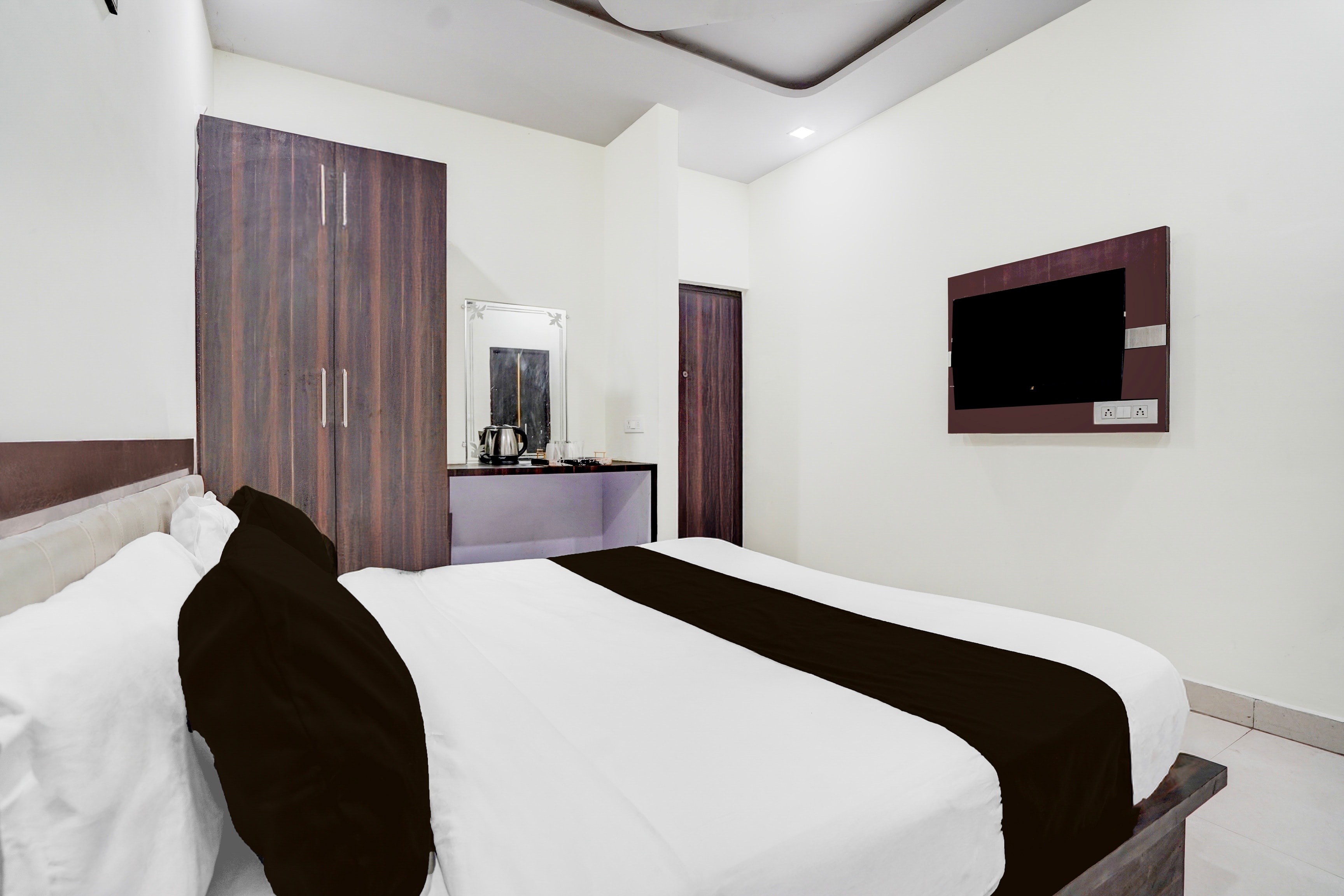 Townhouse Faizabad Road Opp BBD University - Tap to explore photos