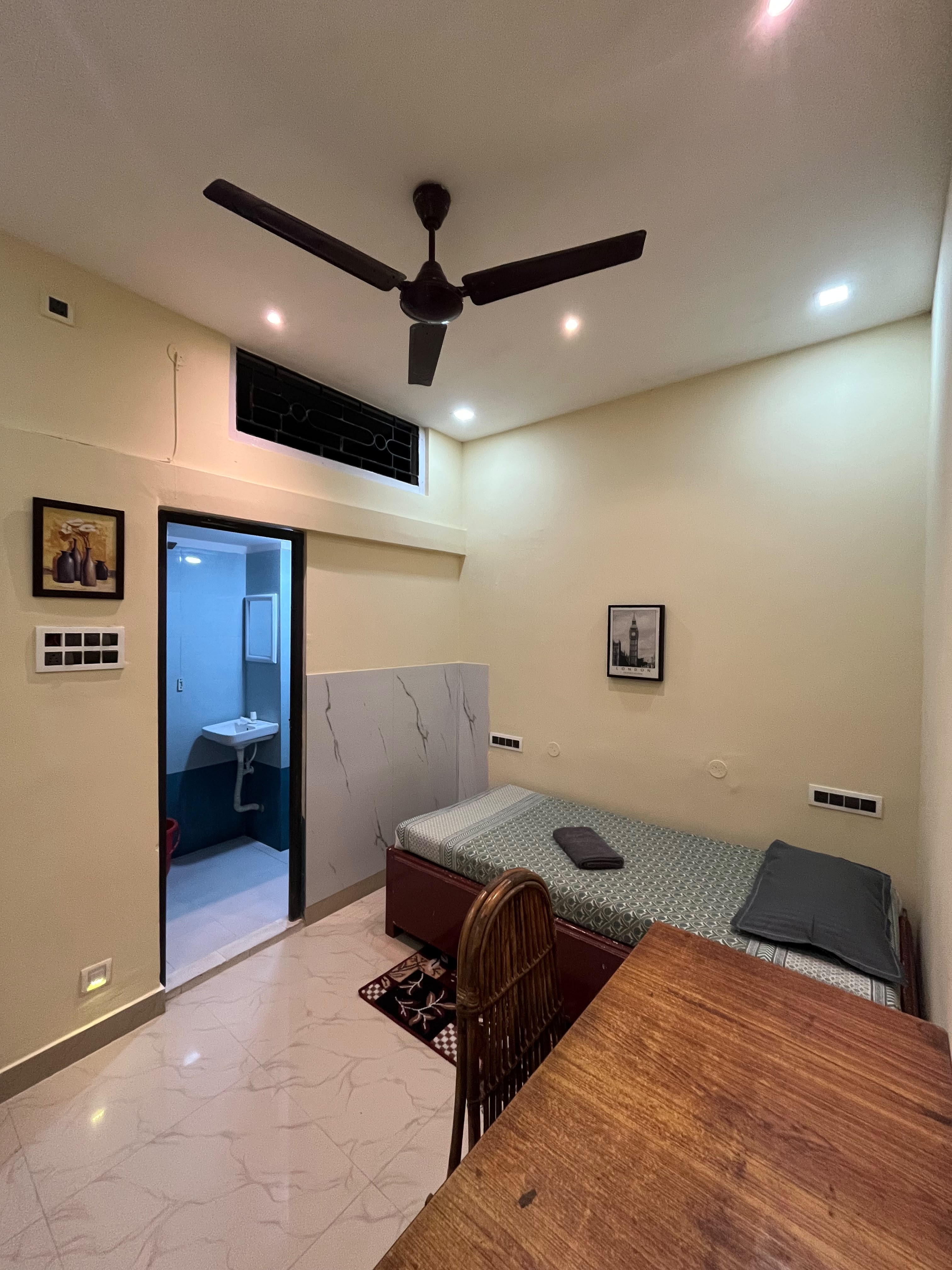 Govardhan Home Stay | 10Min Walk From Airport - Tap to explore photos