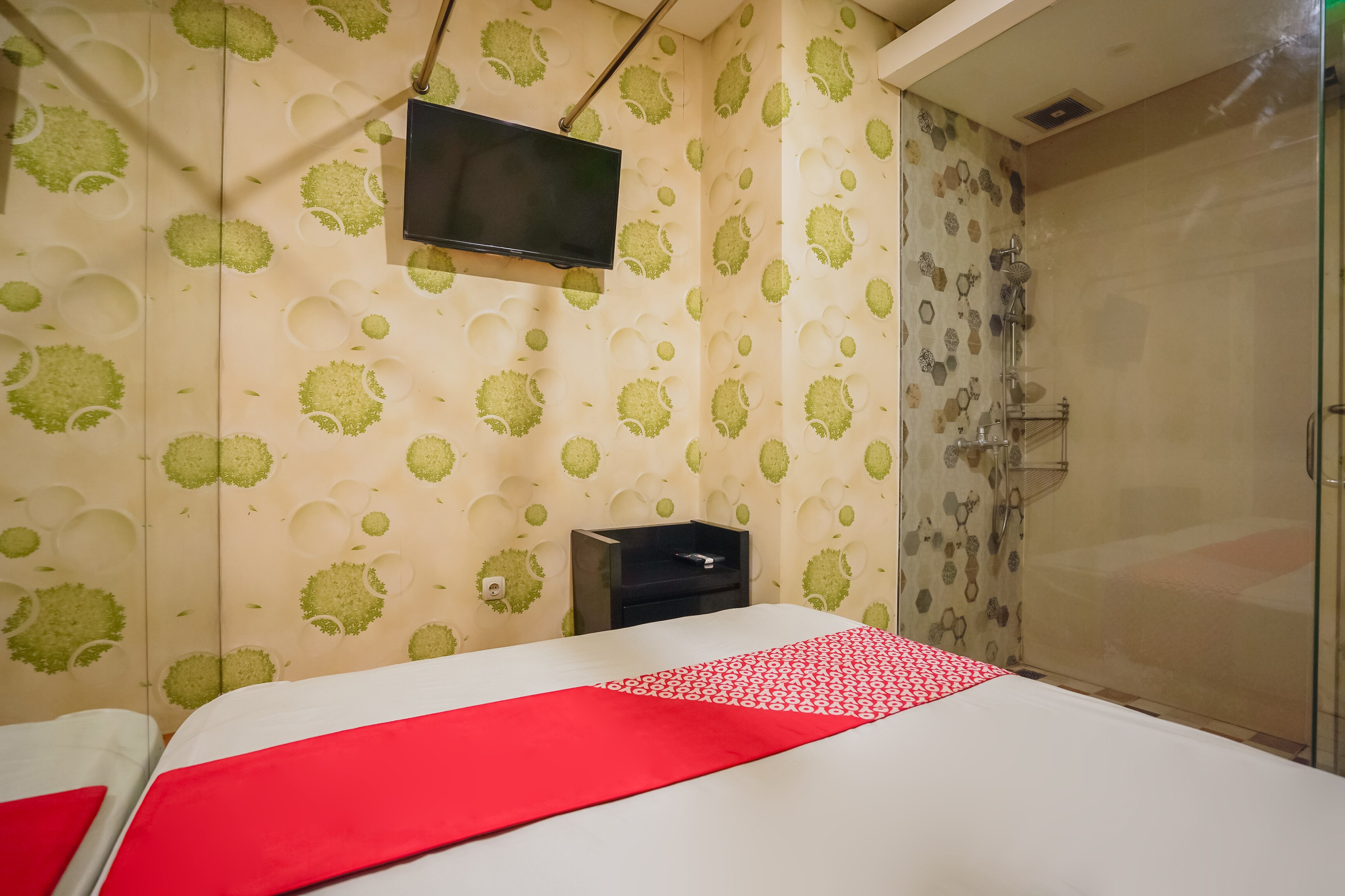 Super OYO Capital O 92633 Spring Hotel Gubeng - Tap to explore photos