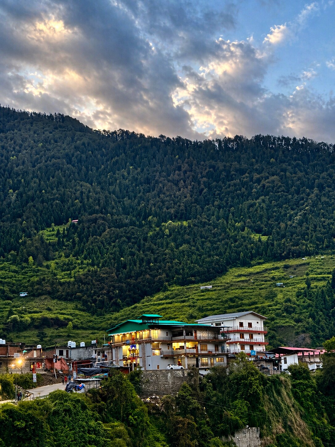 Shri Yamuna Divine Inn - Tap to explore photos