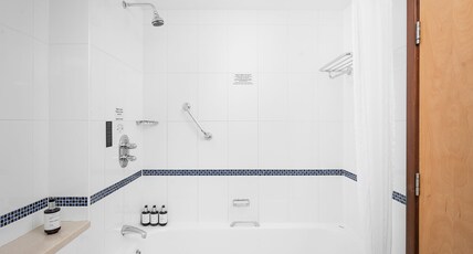 voco Reading, an IHG Hotel Room Type - 1 Queen Bed Standard