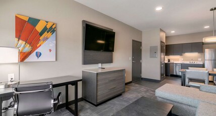 Best Western Plus Executive Residency Fillmore Inn Room Type - Suite-1 King Bed, Non-Smoking, Queen Sofabed, Jetted Tub, Living Room, Full Kitchen, Washer And Drye