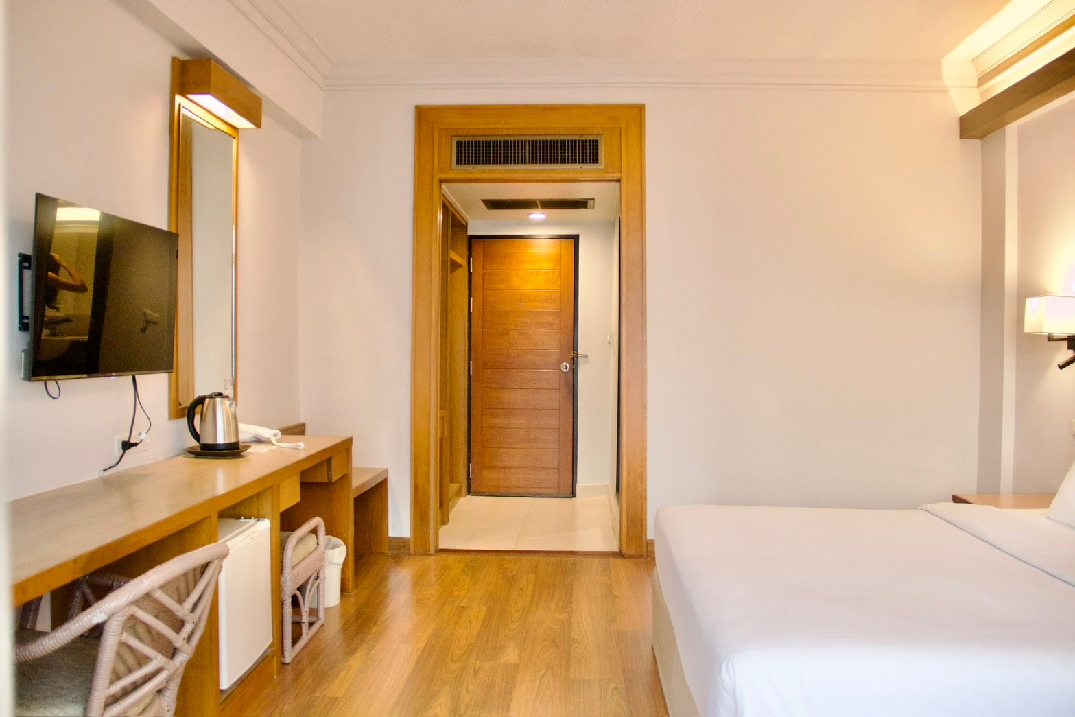 Golden Beach Hotel Pattaya - Tap to explore photos