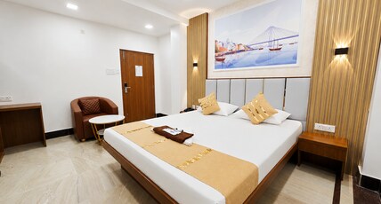 KM HOTEL & BANQUET Room Type - AC Deluxe Room / Queen Bed