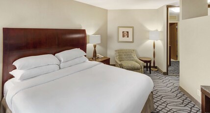 DoubleTree by Hilton Hotel St. Paul Downtown Room Type - 1 KING BED DELUXE