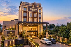 Hotel DNR PRIDE- 2 KM FROM GOLDEN TEMPLE | FREE PARKING | ROOFTOP DINING | LIVE MUSIC