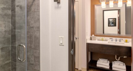 DoubleTree by Hilton Olympia Room Type - 1 KING CORNER SUITE