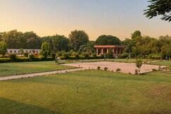 Umaid Palace - A Lakeside Resort - 25 minutes to Mehandipur Balaji & Chand Baori Abhaneri