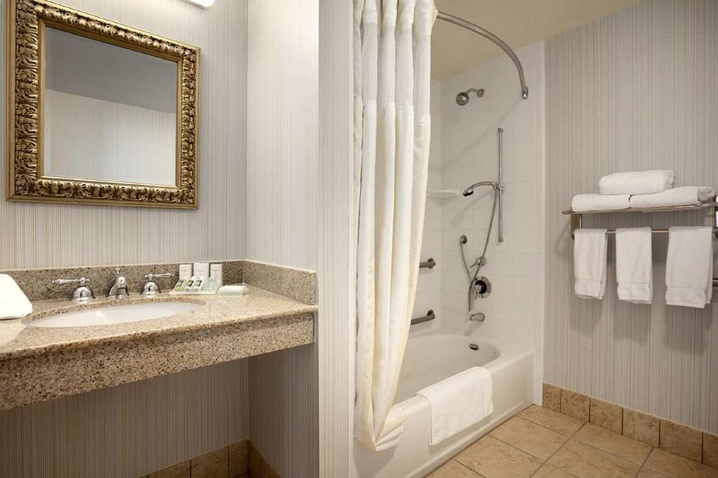 Hilton Garden Inn San Diego/Rancho Bernardo - Tap to explore photos