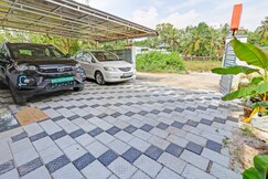 Super Capital O Pop Tavern Kazhakkottam