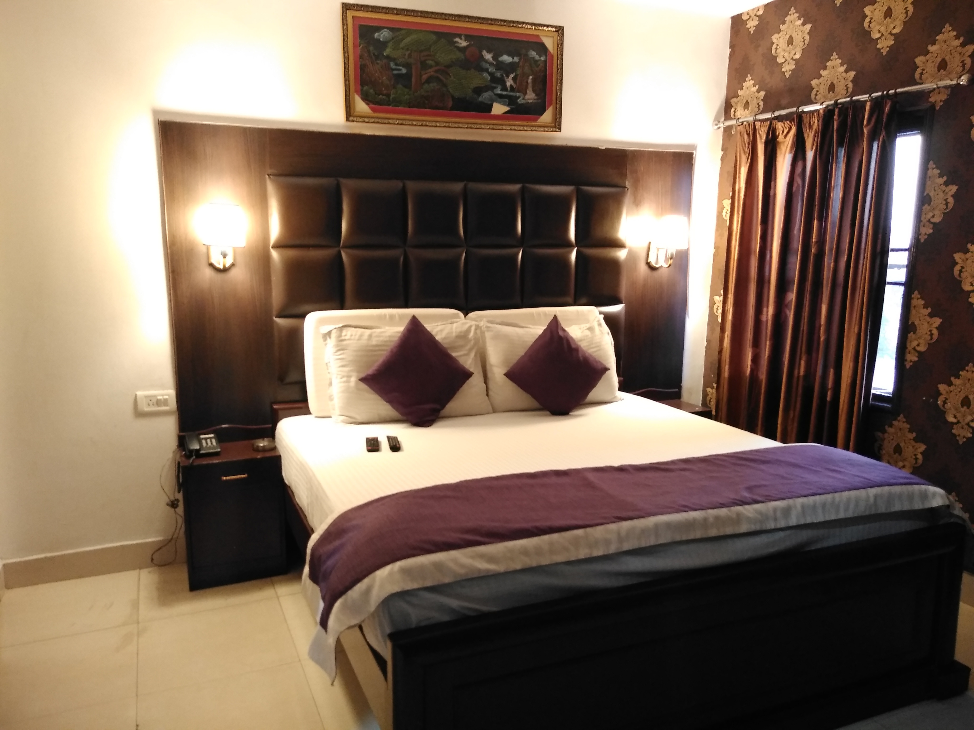 Hotel Carlton - Tap to explore photos