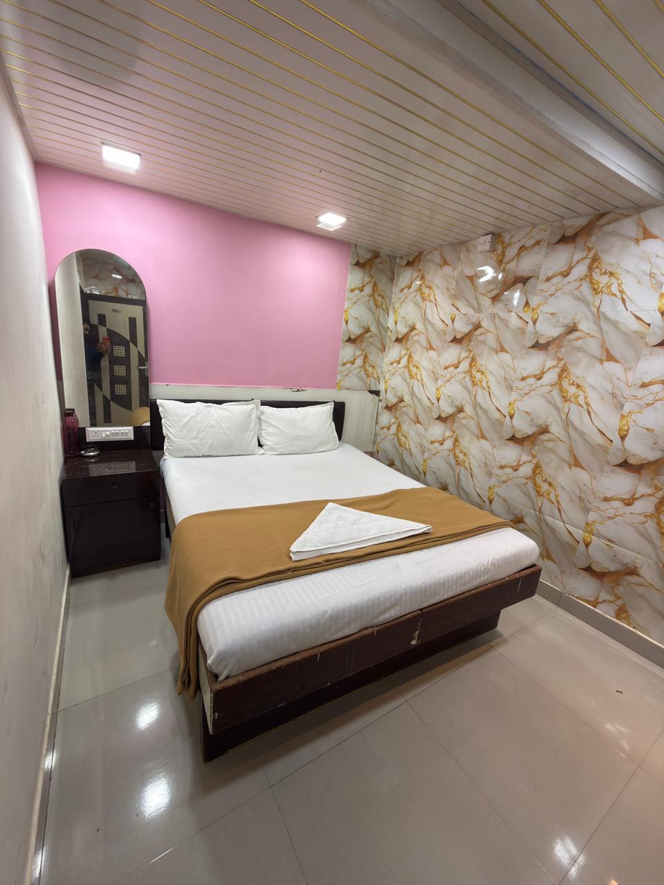 Hotel Sunroop - Tap to explore photos