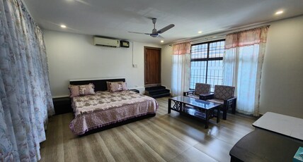 Luna homestay Room Type - Cozi Standard AC KING Room ( Private Bathroom)
