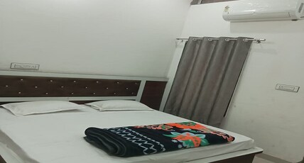 RADHARAMAN GUEST HOUSE Room Type - Deluxe Room