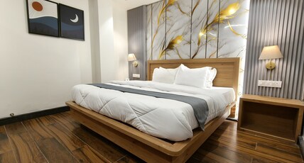 Hotel Paradise Room Type - Standard King Bedroom - Best Value