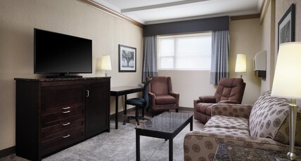 Best Western Plus Kamloops Hotel Room Type - Suite-1 King Bed, Non-Smoking, Sofabed, Separate Living Room, Microwave And Refrigerator, Wi-Fi, Ful