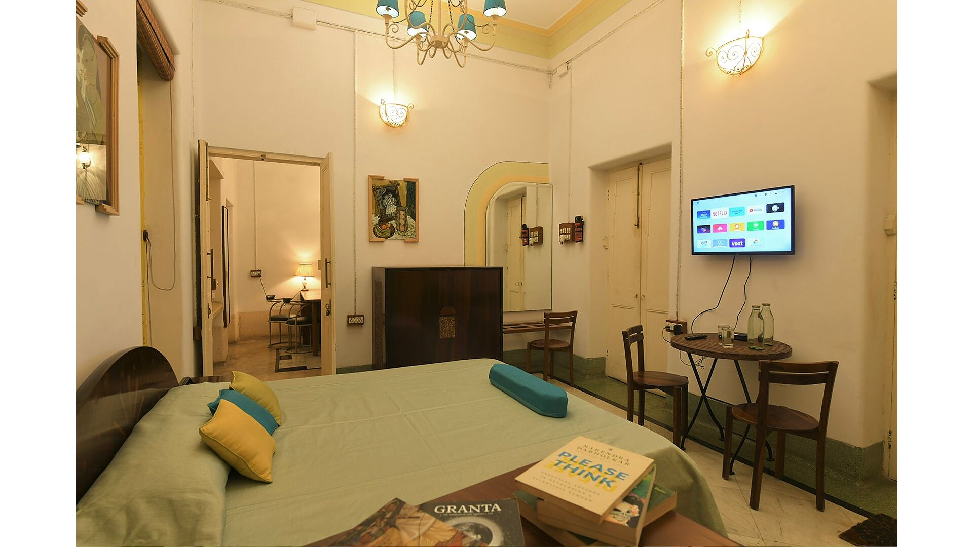 Spacious 2 Bedroom Art-Deco Apartment in Gariahat - Tap to explore photos