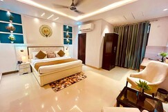 Cozy Trita Stays at Resort 5 km from Prem Mandir