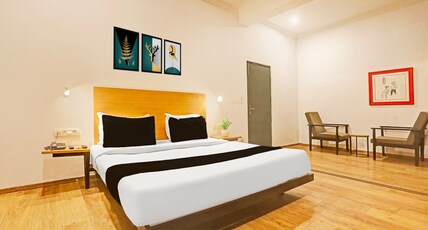 Super OYO Townhouse Vijay Khand Gomti Nagar Room Type - Classic with Balcony