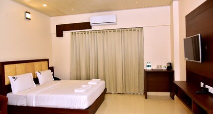 HOTEL COORG PALACE INN Room Type - Deluxe Room With Balcony